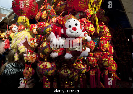 London UK 14. Februar 2016 Maskottchen auf den Verkauf, das chinesische Neujahr des Affen in Chinatown zu markieren. Stockfoto