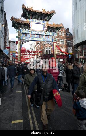 LONDON UK Massen besuchen Sie Chinatown während Feierlichkeiten das chinesische neue Jahr des Affen hier 2. Februar 2016. Stockfoto