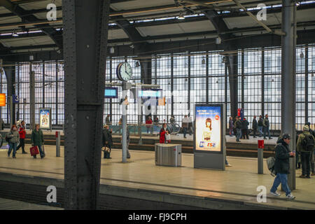 Menschen zu Fuß und warten auf den Zug auf Plattform Friedrichstraße Bahnhof in Berlin Deutschland Stockfoto