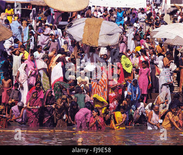 Völker, die Baden im Fluss Ganges, Varanasi, Uttar Pradesh, Indien, Asien Stockfoto