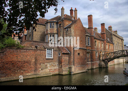 Stechkahn fahren unter der "mathematischen"Brücke über den Fluss Cam in Cambridge. Stockfoto