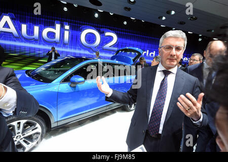 Genf, Schweiz. 1. März 2016. Audi-Chef Rupert Stadler präsentiert das neue Audi Q2 während der ersten Medientag für den Genfer Autosalon in Genf, Schweiz, 1. März 2016. Die motor Show läuft vom 03. bis 13. März 2016. Foto: ULI DECK/Dpa/Alamy Live-Nachrichten Stockfoto