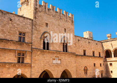 Der Palast des Großmeisters der Ritter von Rhodos ist eine mittelalterliche Burg in der Stadt Rhodos. Stockfoto