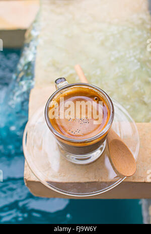 Espressokaffee in eine Glasschale. Stockfoto