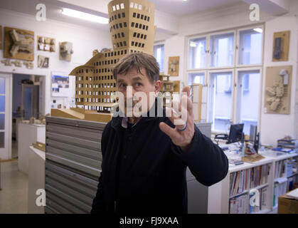 Prag, Tschechische Republik. 25. Februar 2016. Vlado Milunic, tschechischer Architekt kroatischer Herkunft wird seinen 75. Geburtstag am 3. März feiern. In Zusammenarbeit mit einem amerikanischen Architekten Frank Owen Gehry entwarfen sie das "Tanzende Haus" (Tancici Dum) in der tschechischen Hauptstadt eines seiner Hauptwerke. Dieses Haus erinnern tanzenden Paar Fred Astair und Ginger Rogers. Tanzende Haus-Projekt begann im Jahre 1993-1994 große öffentliche Diskussion über Architektur. Vlado Milunic wird in Prag, Tschechische Republik, 25. Februar 2016 dargestellt. © Katerina Sulova/CTK Foto/Alamy Live-Nachrichten Stockfoto