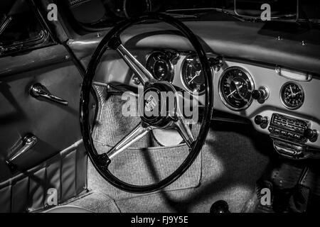 Kabine des Sportwagens Porsche 356A Speedster, 1955. Schwarz und weiß. Stockfoto