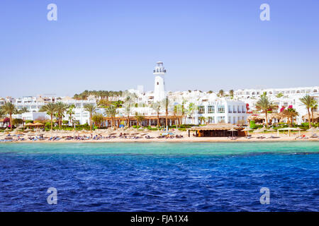 SHARM EL SHEIKH, Ägypten - 25. Februar 2014: Küste Leuchtturm und Hotel am Strand, Luxusurlaub für Touristen im Roten Meer Stockfoto