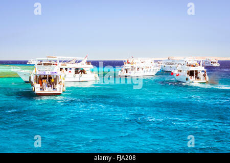 Touristische Bootsfahrt um Sinai auf weißen Yacht, Luxus-Urlaub für Touristen im Roten Meer, Tauchen in den Korallenriffen, Sharm El Sheikh Stockfoto