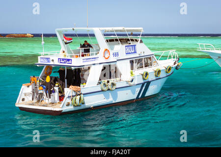 Touristische Bootsfahrt um Sinai auf weißen Yacht, Luxus-Urlaub für Touristen im Roten Meer, Tauchen in den Korallenriffen, Sharm El Sheikh Stockfoto