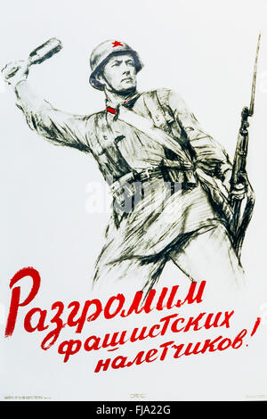 Sowjetischen russischen patriotische Propaganda Poster aus dem zweiten Weltkrieg mit Bild des Soldaten gehen auf Angriff mit Gewehr und Granate. Stockfoto