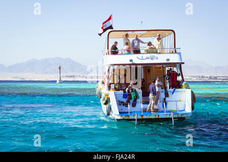 Touristische Bootsfahrt um Sinai auf weißen Yacht, Luxus-Urlaub für Touristen im Roten Meer, Tauchen in den Korallenriffen, Sharm El Sheikh Stockfoto