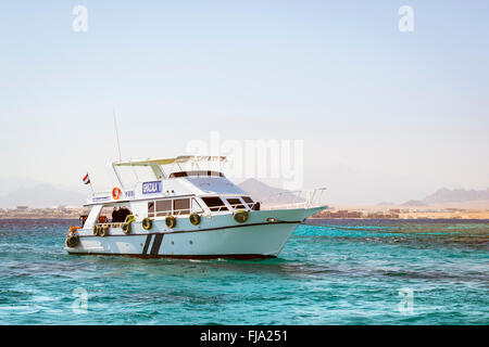 Touristische Bootsfahrt um Sinai auf weißen Yacht, Luxus-Urlaub für Touristen im Roten Meer, Tauchen in den Korallenriffen, Sharm El Sheikh Stockfoto