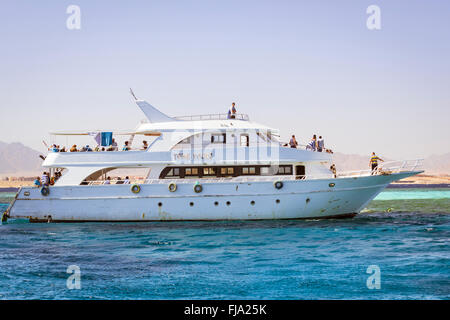 Touristische Bootsfahrt um Sinai auf weißen Yacht, Luxus-Urlaub für Touristen im Roten Meer, Tauchen in den Korallenriffen, Sharm El Sheikh Stockfoto