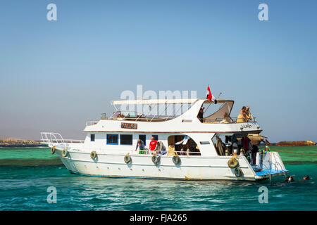 Touristische Bootsfahrt um Sinai auf weißen Yacht, Luxus-Urlaub für Touristen im Roten Meer, Tauchen in den Korallenriffen, Sharm El Sheikh Stockfoto