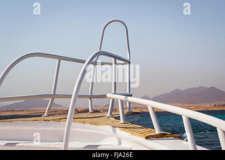 Touristische Bootsfahrt um Sinai auf weißen Yacht, Luxus-Urlaub für Touristen im Roten Meer, Tauchen in den Korallenriffen, Sharm El Sheikh Stockfoto