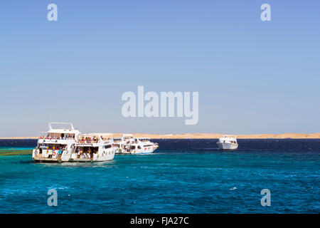 Touristische Bootsfahrt um Sinai auf weißen Yacht, Luxus-Urlaub für Touristen im Roten Meer, Tauchen in den Korallenriffen, Sharm El Sheikh Stockfoto