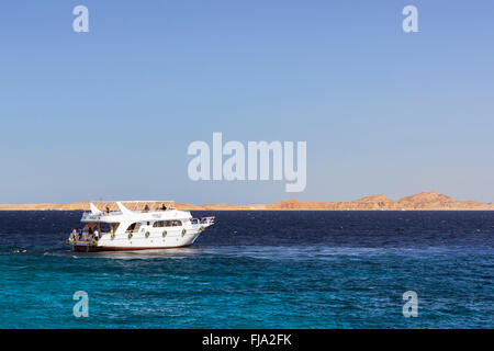 Touristische Bootsfahrt um Sinai auf weißen Yacht, Luxus-Urlaub für Touristen im Roten Meer, Tauchen in den Korallenriffen, Sharm El Sheikh Stockfoto