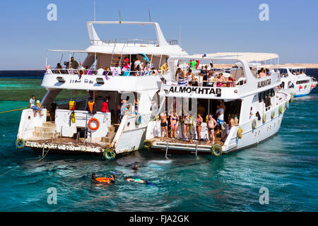 Touristische Bootsfahrt um Sinai auf weißen Yacht, Luxus-Urlaub für Touristen im Roten Meer, Tauchen in den Korallenriffen, Sharm El Sheikh Stockfoto