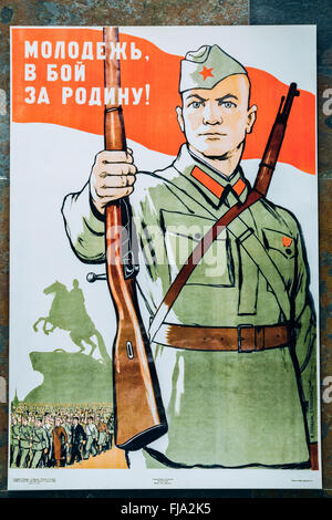 Sowjetischen russischen patriotische Propaganda-Poster aus dem zweiten Weltkrieg mit Bild des Soldaten übertragen Gewehr. Stockfoto