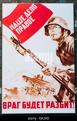 Sowjetischen russischen patriotische Propaganda Poster aus dem zweiten Weltkrieg mit Bild des Soldaten gehen auf Angriff mit Gewehr. Stockfoto