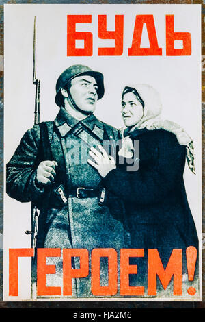 Sowjetischen russischen patriotische Propaganda Poster aus dem zweiten Weltkrieg mit Bild des Soldaten mit Gewehr stehend neben seiner Mutter. Stockfoto