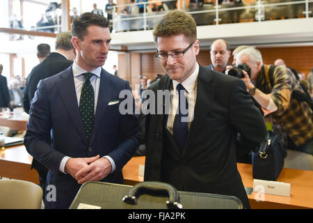 Karlsruhe, Deutschland. 1. März 2016. Frank Franz (vorne L-R), Führer der rechtsextremen nationalen demokratischen Partei (NPD) und der NPD-Anwalt Peter Richter Deutschlands kommen zu einer Anhörung über das Verbot der Partei an das Bundesverfassungsgericht in Karlsruhe, Deutschland, 1. März 2016. Der deutsche Bundesrat einer gesetzgebenden Körperschaft, die Vertreter der 16 Bundesländer hatte eine Klage um die Partei zu verbieten. Foto: UWE ANSPACH/Dpa/Alamy Live News Stockfoto