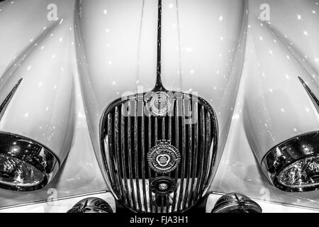 Fragment eines Sportwagens Jaguar XK150, 1955. Schwarz und weiß. Stockfoto