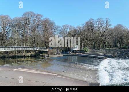 Schäumende Gewässer an der Wehr Fußgängerbrücke, Bute Park, Cardiff Stockfoto