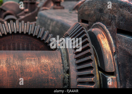 Große Vintage Zahnrad in kolonialen Fabrik Stockfoto