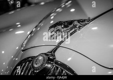 Kühlerfigur (Jaguar auf dem Sprung) der Jaguar XK150. Schwarz und weiß. Stockfoto