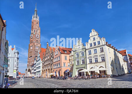 Bunte Häuser und Cathedral of St. Martin in Landshut, Bayern, Deutschland Stockfoto