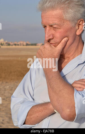 Ältere Mann in der Wüste Stockfoto