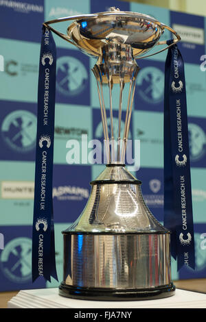 Central Hall, Westminster, London, UK. 1. März 2016. Crew-Ankündigung für die 2016 Cancer Research UK Regatten. Das Boat Race Trophy. Bildnachweis: Stephen Bartholomäus/Alamy Live-Nachrichten Stockfoto