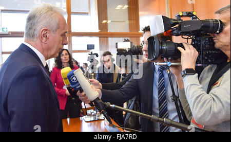 Karlsruhe, Deutschland. 1. März 2016. Stanislaw Tillich (L), Premier der deutschen Bundesland Sachsen und Vorsitzender des Bundesrates, spricht mit Journalisten vor einer Anhörung über ein Verbot von Deutschlands rechtsextremen nationale demokratische Partei (NPD) an das Bundesverfassungsgericht in Karlsruhe, Deutschland, 1. März 2016. Der deutsche Bundesrat einer gesetzgebenden Körperschaft, die Vertreter der 16 Bundesländer hatte eine Klage um die Partei zu verbieten. Foto: UWE ANSPACH/Dpa/Alamy Live News Stockfoto