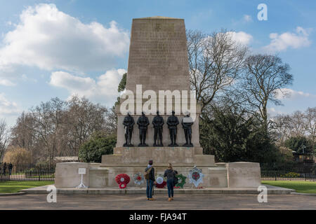 Zwei Personen an der Wachen Memorial, auch bekannt als die Wachen Division War Memorial, Westminster, London, England, Vereinigtes Königreich. Stockfoto