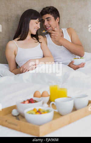 Verfütterung von Frühstück Getreide an Frau Mann Stockfoto