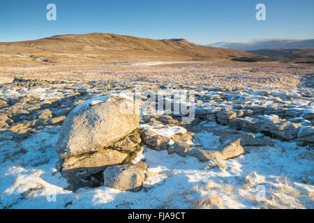 Schnee auf den Bürgersteigen von Kalkstein in den Yorkshire Dales Stockfoto