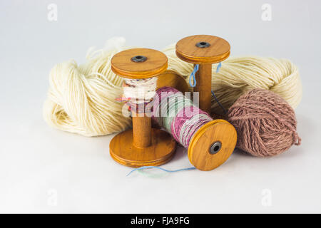 Knäuel Wolle und Spulen Stockfoto