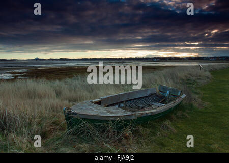 Holzboot in der Morgendämmerung, hinter Bucht, hinter, East Lothian Stockfoto