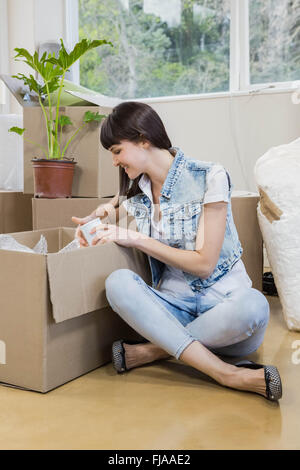 Junge Frau Auspacken Kartons Stockfoto