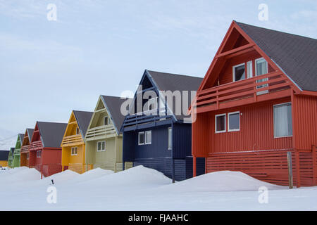 Häuser in der Stadt Longyearbyen - die nördlichste Siedlung der Welt. Spitzbergen (Svalbard). Norwegen. Stockfoto