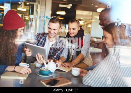 Freundlichen Teenager mit Touchpad während der Pause im café Stockfoto