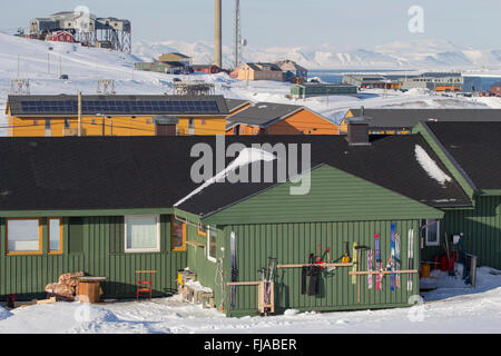Häuser in der Stadt Longyearbyen - die nördlichste Siedlung der Welt. Spitzbergen (Svalbard). Norwegen. Stockfoto