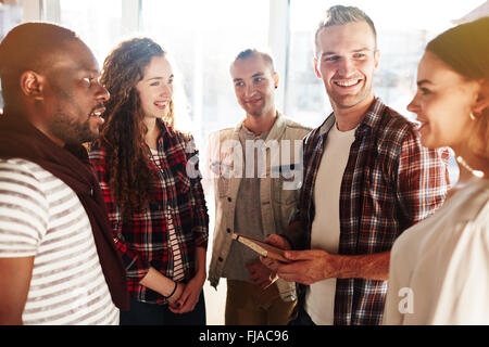 Moderne Jugendliche mit Vortrag während der Pause Stockfoto