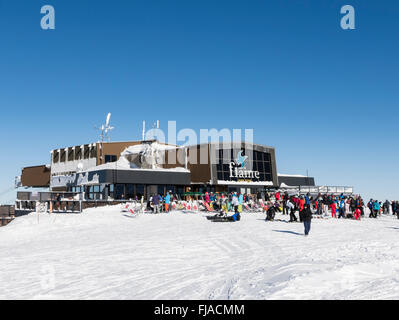 Les Grandes Platieres Restaurant und Gondelbahn Bergstation mit Skifahrer im Le Grand Massif Skigebiet der französischen Alpen. Flaine, Frankreich Stockfoto