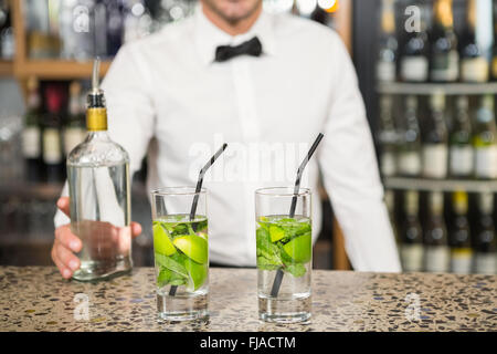 Barkeeper Cocktails machen Stockfoto