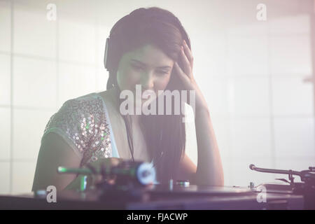 Hübschen weiblichen DJ Musik Stockfoto
