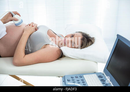 Schwangere Frauen, die ultraschallbehandlung Stockfoto