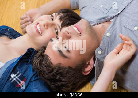 Paar zu Hause entspannt auf dem Boden Stockfoto
