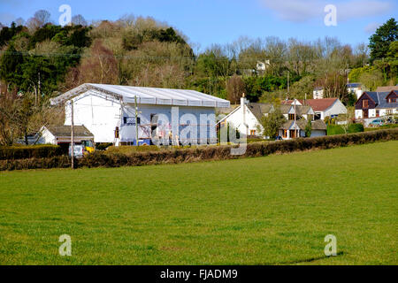 Haus bedeckt in Plastikplanen während Bauarbeiten vor sich geht. Gerüstbau, im Haus. Ländlichen Weilers Gloucestersire England. Stockfoto